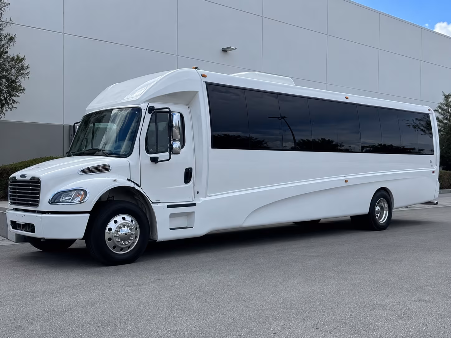 Memphis Prom & Homecoming Transportation party bus exterior