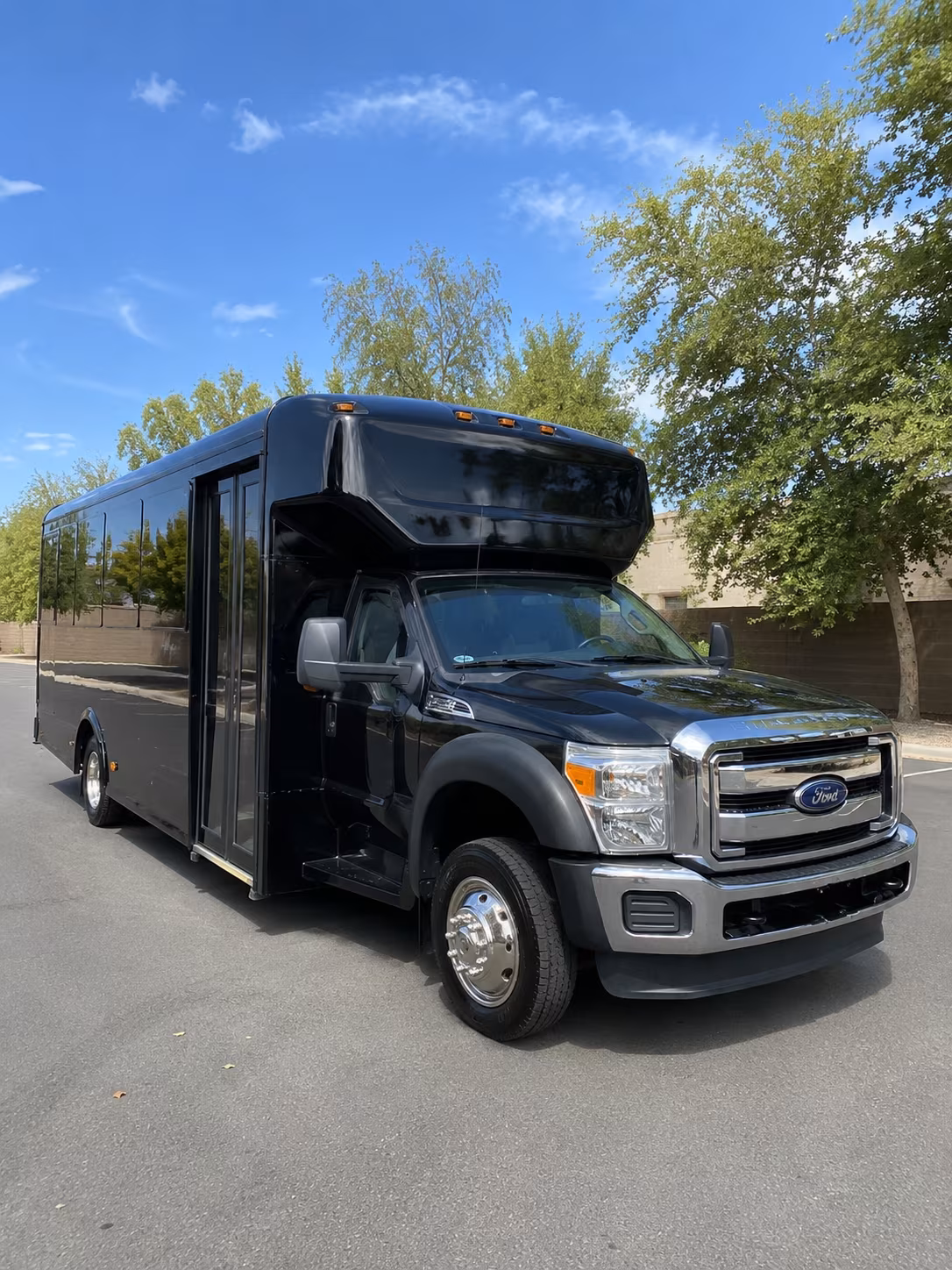 Memphis Winery Tour & Pub Crawl Transportation party bus exterior